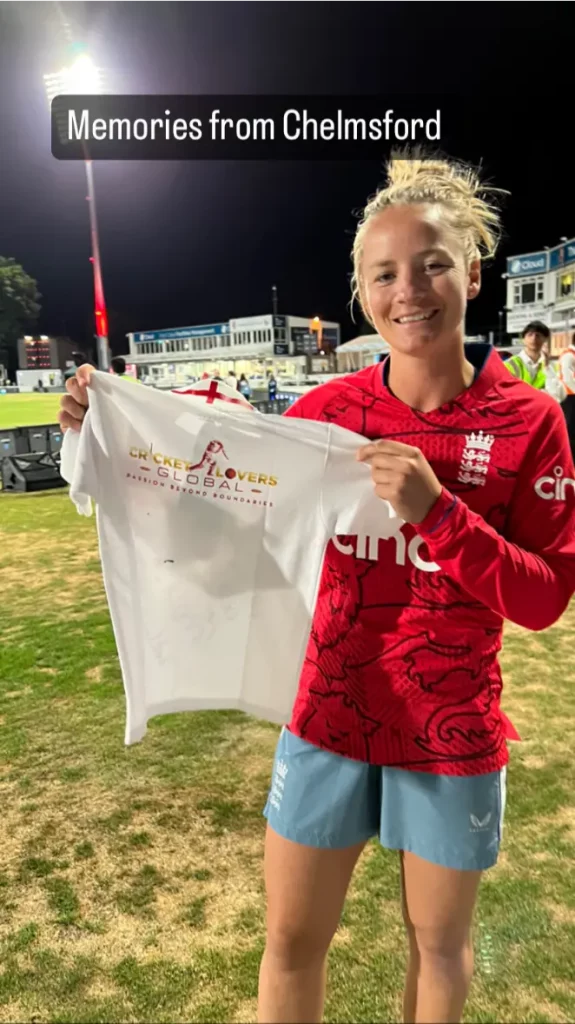lady holding cricket lovers global tshirt